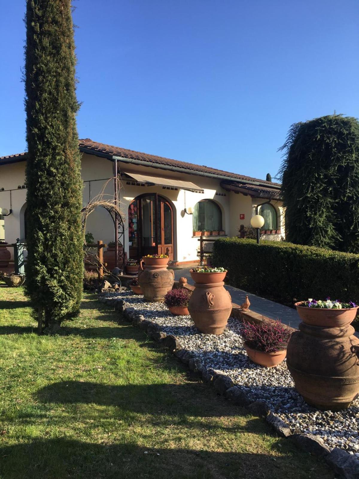 Hotel Ristorante La Lanterna Castelnuovo di Garfagnana Bagian luar foto