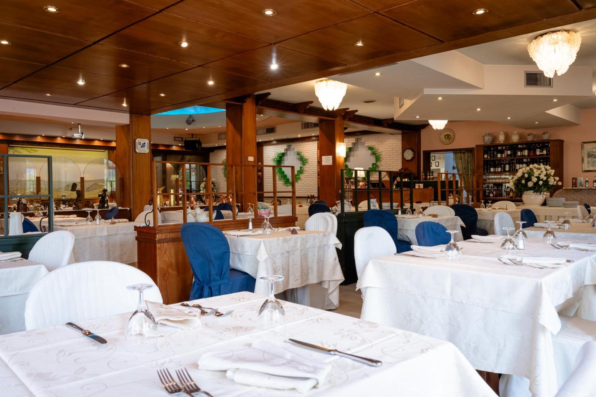 Hotel Ristorante La Lanterna Castelnuovo di Garfagnana Bagian luar foto
